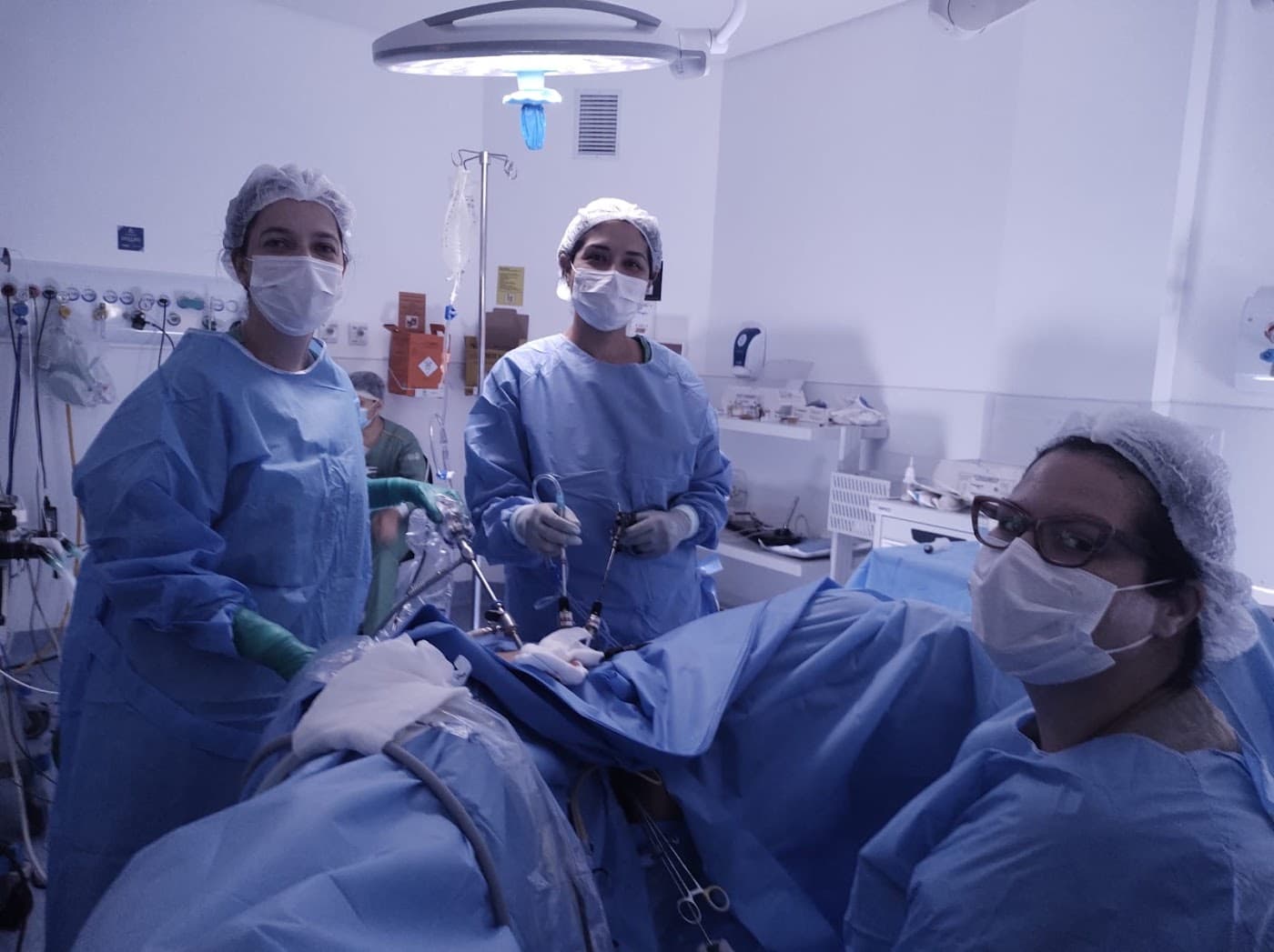 Dra. Daniella D'Amico em cirurgia minimamente invasiva de endometriose profunda
